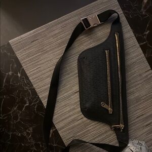 Michael Kors Black Belt Bag Sleek Leather Design